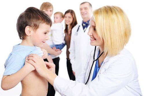 le médecin examine un enfant avec des vers